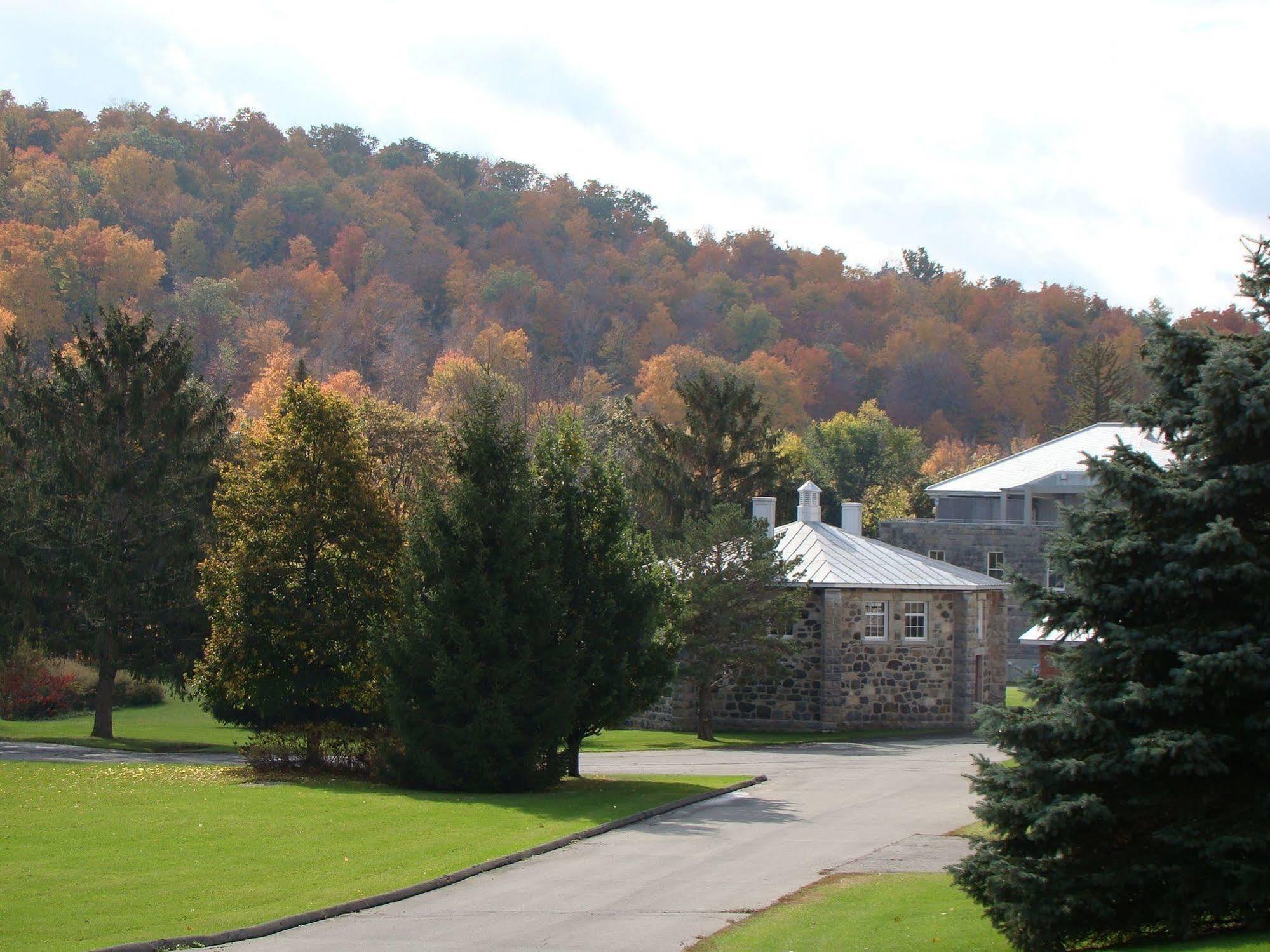 Auberge De L'Abbaye D'Oka Eksteriør billede
